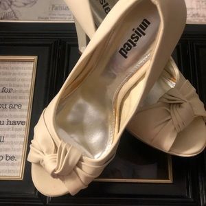 Cream Pin-up Pumps